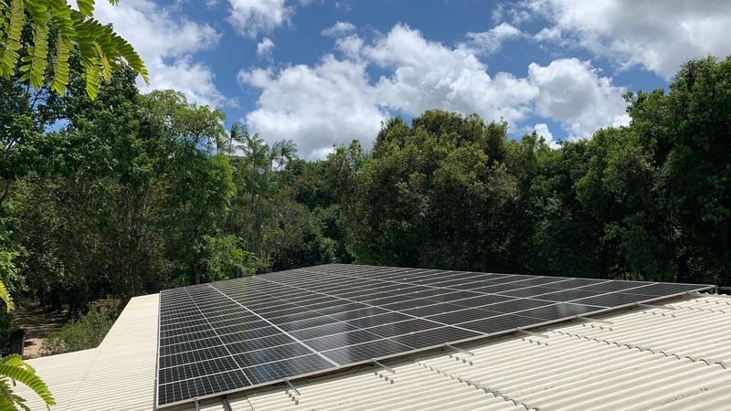 Usina solar de 44 kWp instalada pela Recel em Aldeia, Camaragibe, cercada de mata