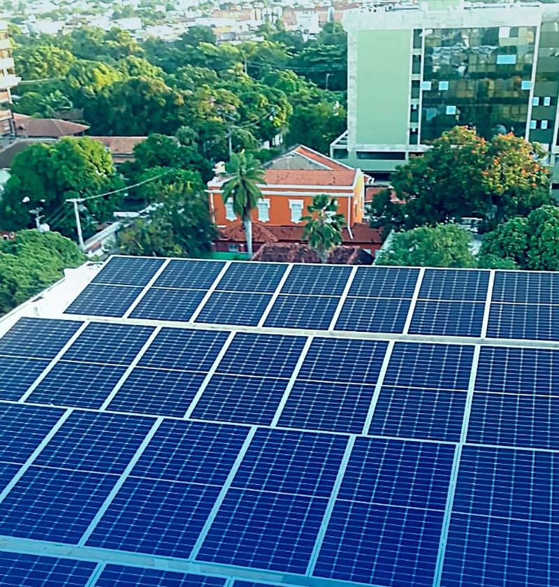Usina solar em laje de prédio comercial, vista do alto