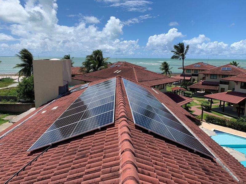Usina solar instalada pela Recel no telhado do Edf. Itaoca, em Itamaracá, de frente para o mar