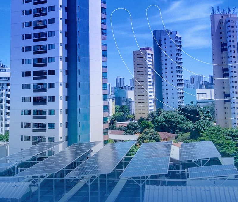 Usina solar instalada pela Recel entre prédios residenciais