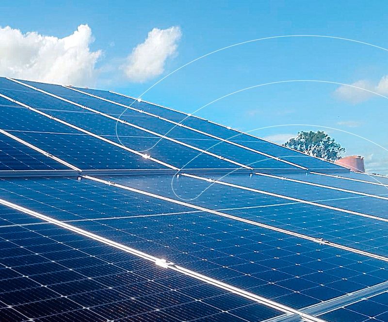 Módulos solares sob céu azul